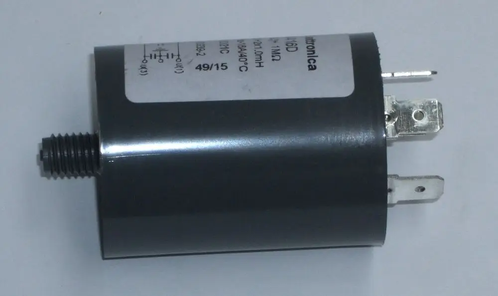 Schwarzer Filter mit Metallanschlüssen, möglicherweise für eine Daikin Altherma M HW. Beschriftung mit technischen Informationen und Anschlussdaten sichtbar.